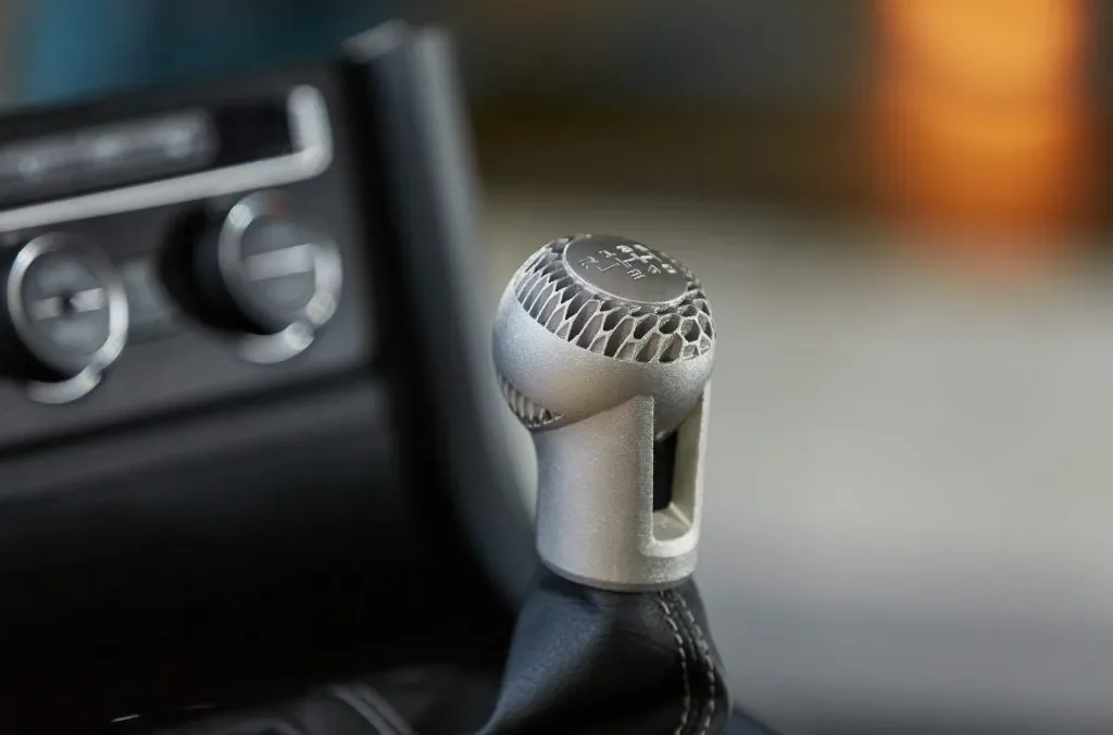 Volkswagen планирует печатать на 3D-принтере индивидуальные автомобильные детали, такие как рычаг переключения передач, с использованием технологии HP Metal Jet. 